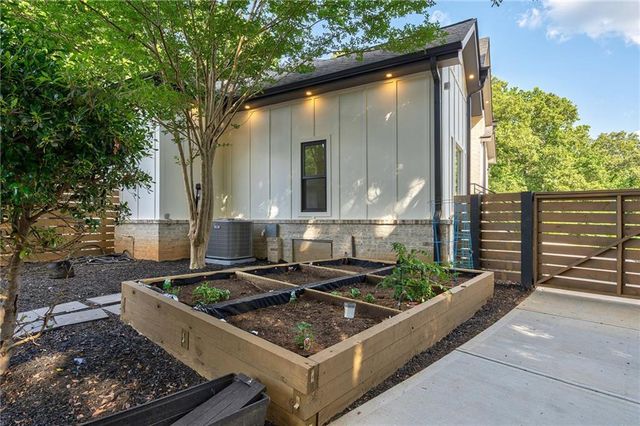 10785 Shallowford Road, Roswell, GA 30075