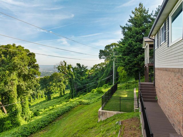 661 S Crest Road, Chattanooga, TN 37404