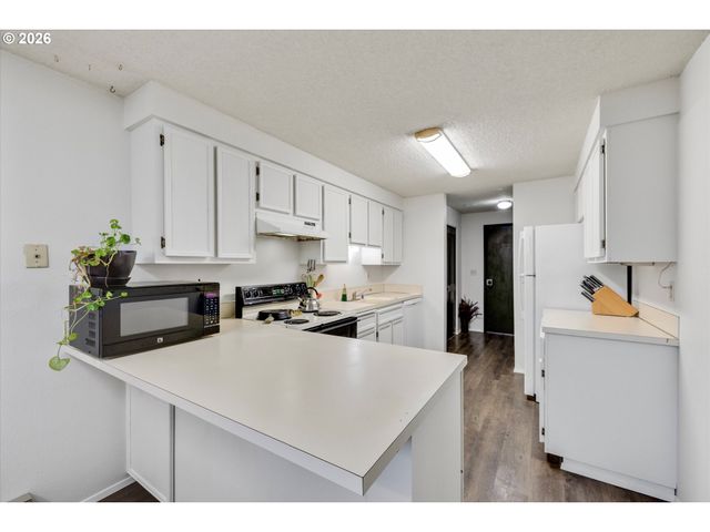 831 Ne 90TH Ave, Portland, OR 97220