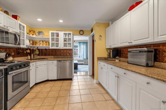 31 Sherwood Drive, East Islip, NY 11730