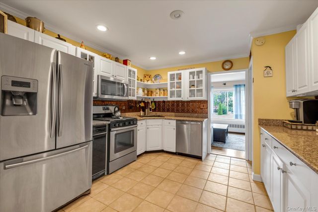 31 Sherwood Drive, East Islip, NY 11730