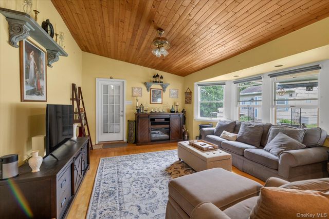31 Sherwood Drive, East Islip, NY 11730