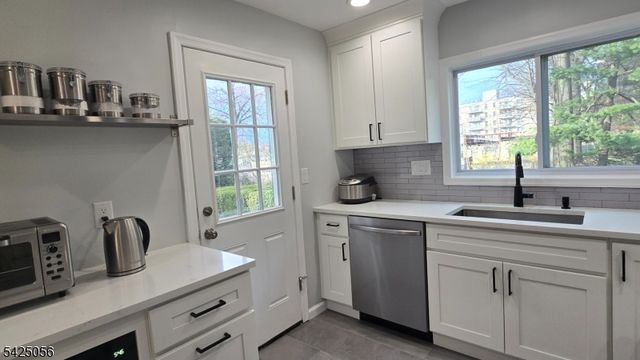 446 Maple Hill Dr, Hackensack City, NJ 07601