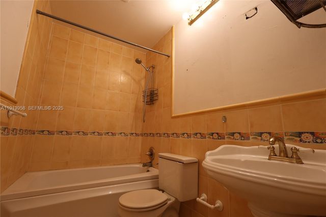 7825 Miller Dr C211, Miami, FL 33155