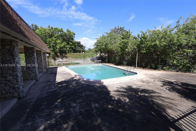 7825 Miller Dr C211, Miami, FL 33155