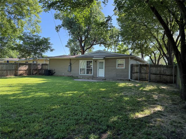 303 Ridgefield Circle, Mesquite, TX 75149
