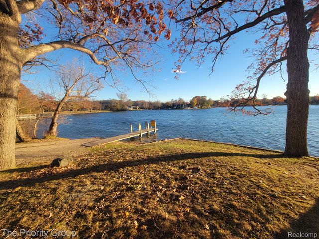 5650 Hillsboro Road, Springfield Charter Township, MI 48350