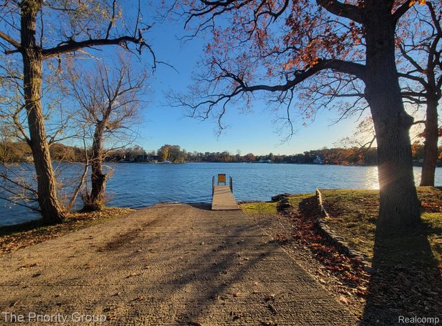 5650 Hillsboro Road, Springfield Charter Township, MI 48350