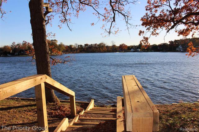 5650 Hillsboro Road, Springfield Charter Township, MI 48350