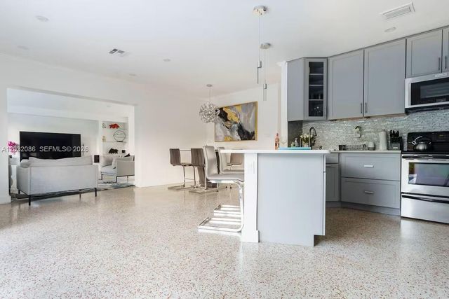 1736 NE 17th St, Fort Lauderdale, FL 33305