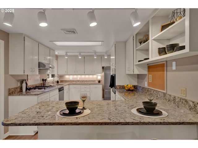 5075 SARATOGA St, Eugene, OR 97405