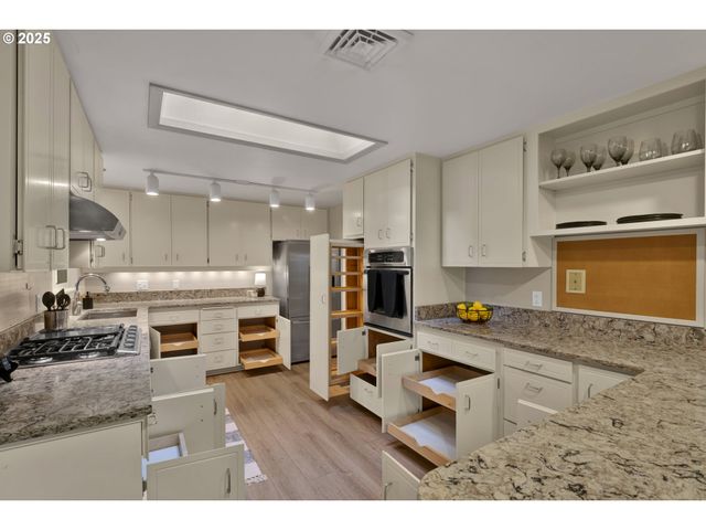 5075 SARATOGA St, Eugene, OR 97405