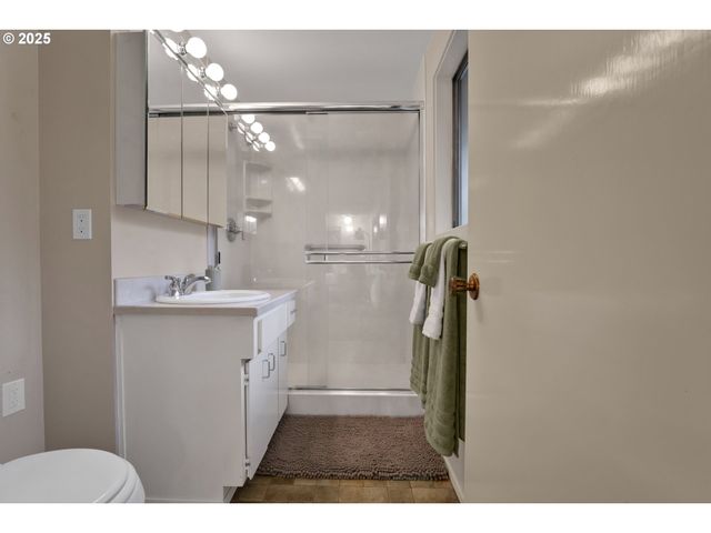 5075 SARATOGA St, Eugene, OR 97405