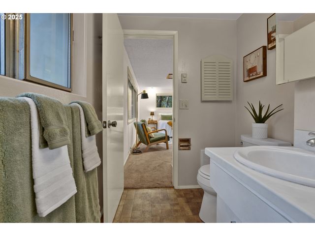 5075 SARATOGA St, Eugene, OR 97405