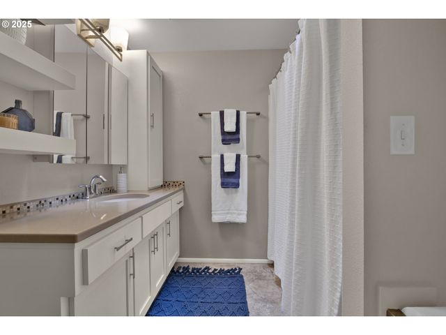 5075 SARATOGA St, Eugene, OR 97405