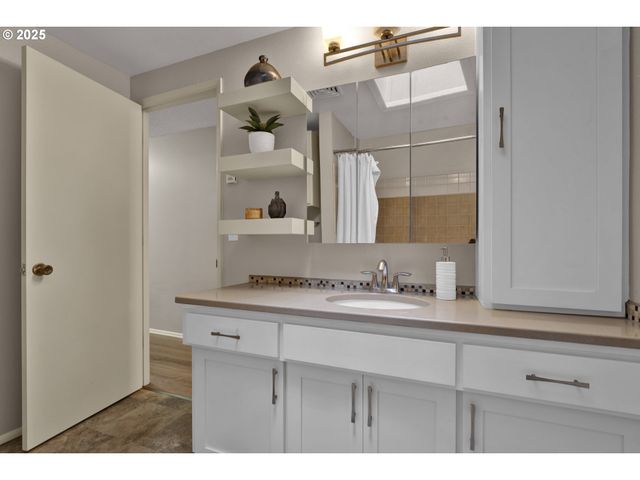 5075 SARATOGA St, Eugene, OR 97405