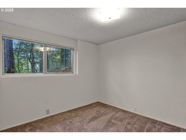 5075 SARATOGA St, Eugene, OR 97405