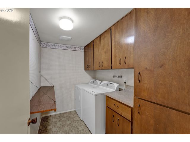 5075 SARATOGA St, Eugene, OR 97405