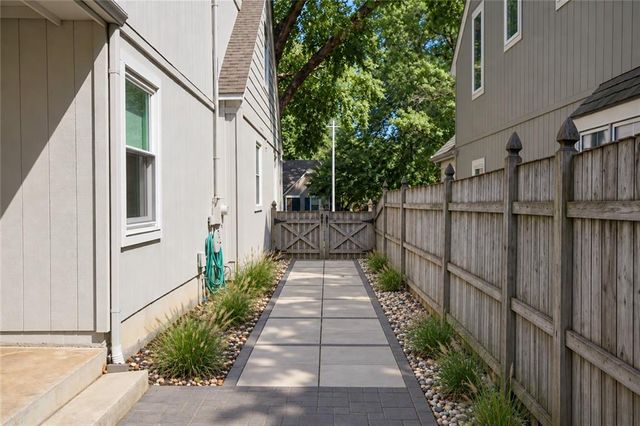 5516 Fairway Road, Fairway, KS 66205