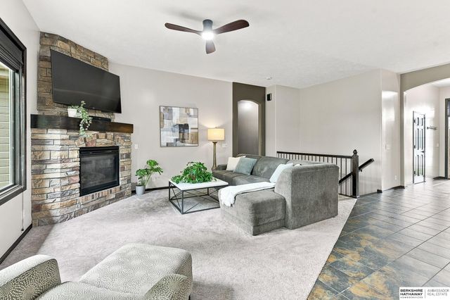 17318 Redman Circle, Omaha, NE 68116