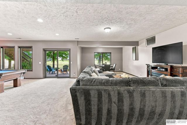 17318 Redman Circle, Omaha, NE 68116