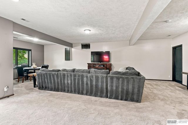 17318 Redman Circle, Omaha, NE 68116