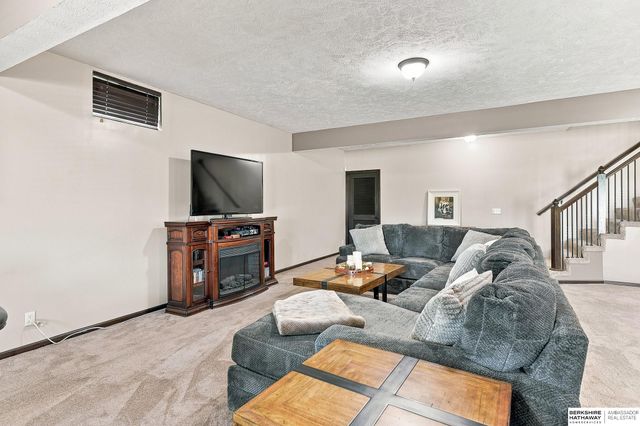 17318 Redman Circle, Omaha, NE 68116