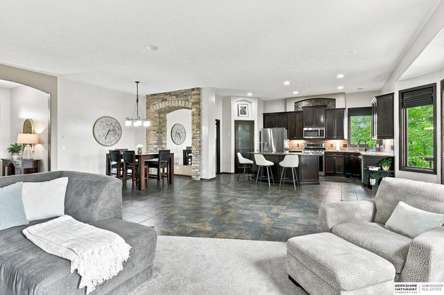 17318 Redman Circle, Omaha, NE 68116