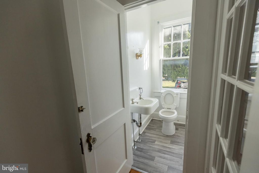 Image 21 of property listing at 1400 VALLEY AVE, Winchester, VA 22601