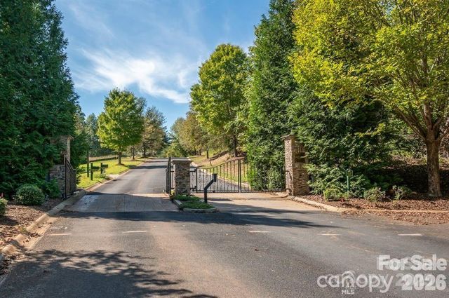 26 Mountain Parkway 26, Mill Spring, NC 28756