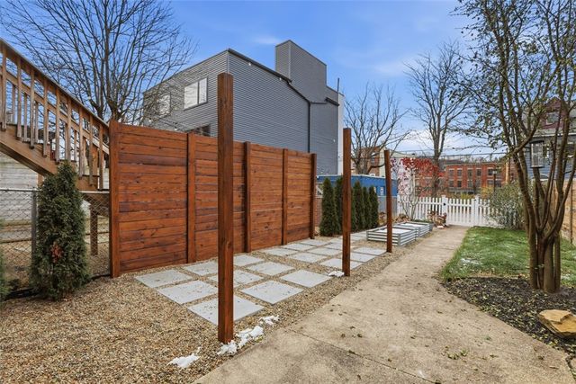 5237 Carnegie St, Lawrenceville, PA 15201