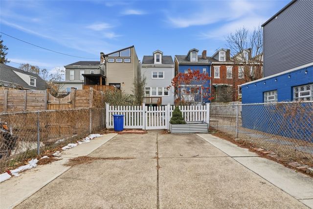 5237 Carnegie St, Lawrenceville, PA 15201