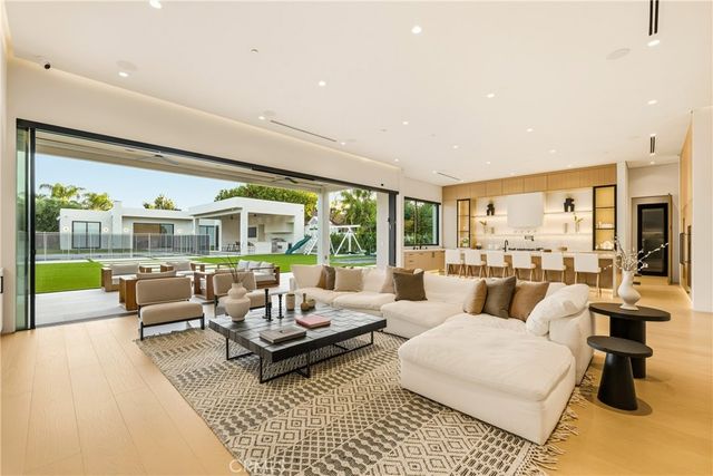 22924 Erwin Street, Woodland Hills, CA 91367