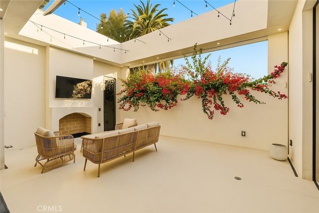 22924 Erwin Street, Woodland Hills, CA 91367