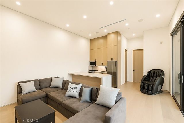 22924 Erwin Street, Woodland Hills, CA 91367