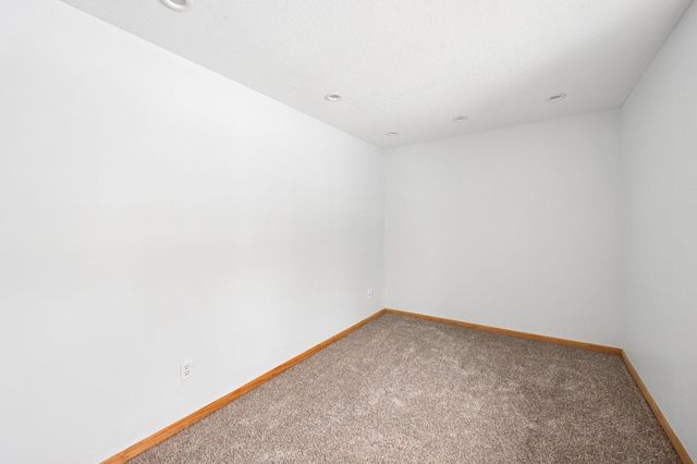 2821 Arona Street, Roseville, MN 55113