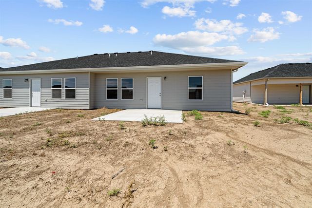 1202 Harbor Dr, Salina, KS 67401