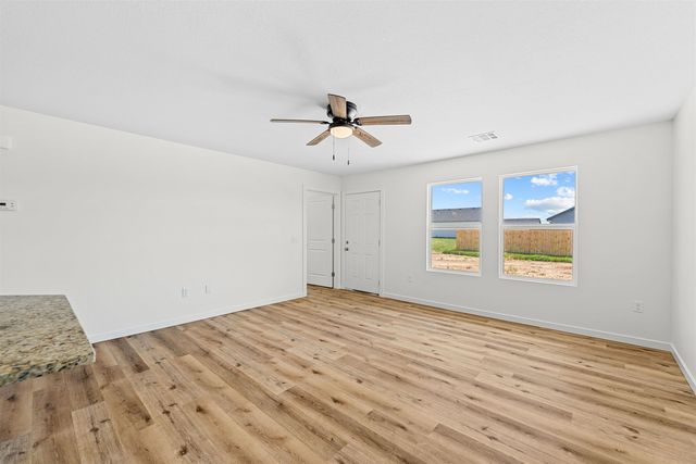 1202 Harbor Dr, Salina, KS 67401