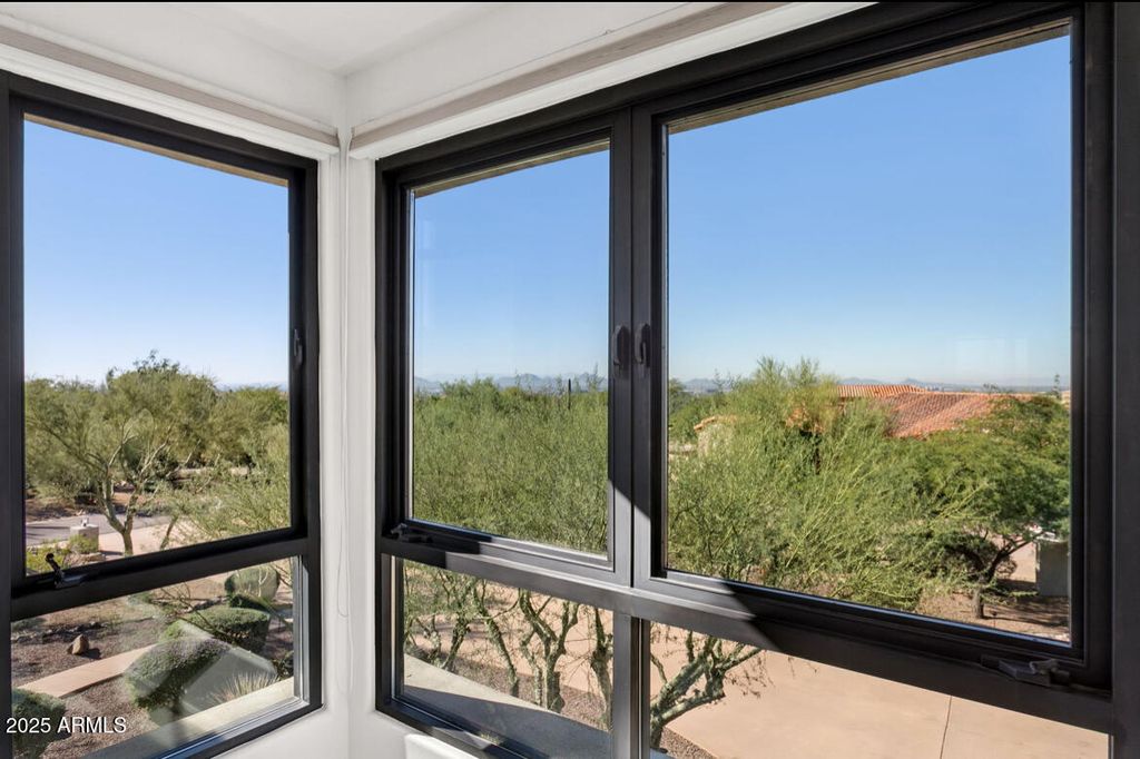 Image 24 of property listing at 9350 E VIA DEL SOL Drive, Scottsdale, AZ 85255