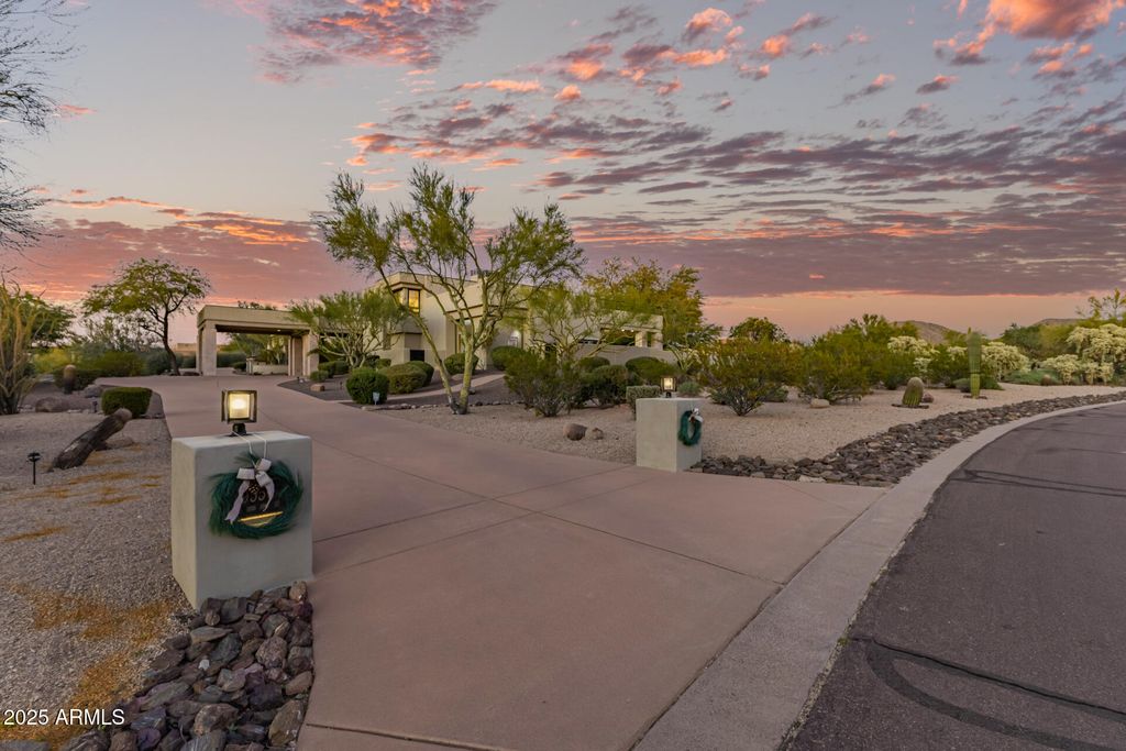 Image 3 of property listing at 9350 E VIA DEL SOL Drive, Scottsdale, AZ 85255