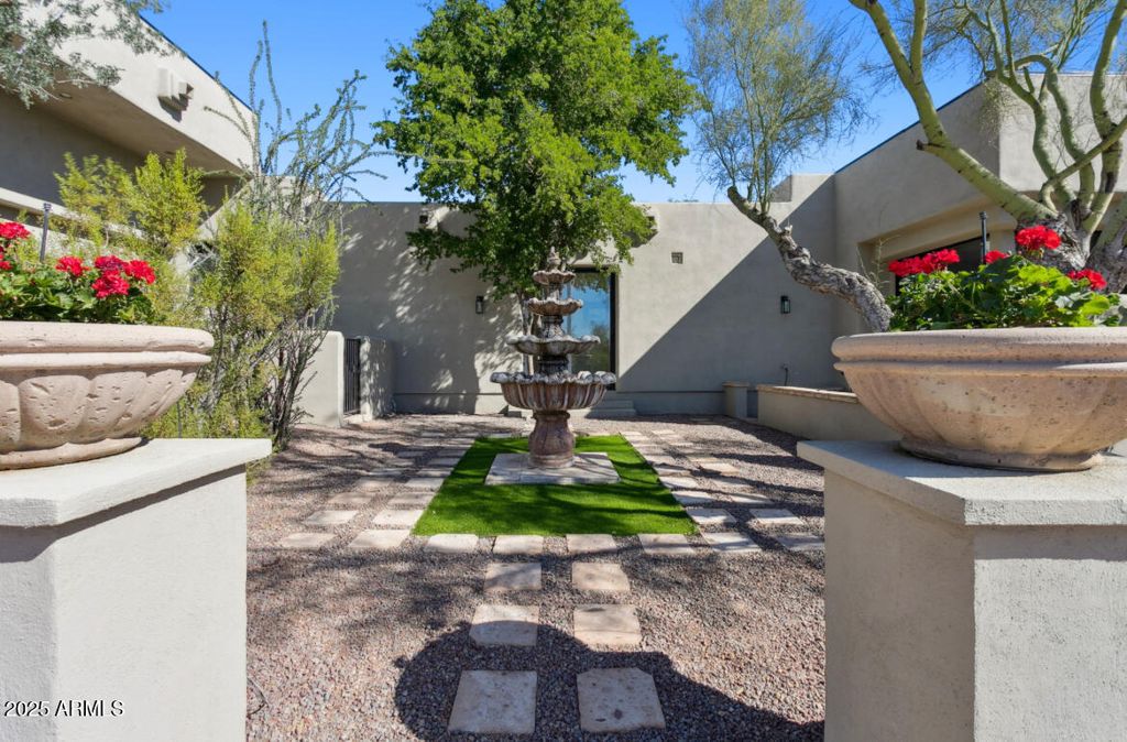 Image 6 of property listing at 9350 E VIA DEL SOL Drive, Scottsdale, AZ 85255