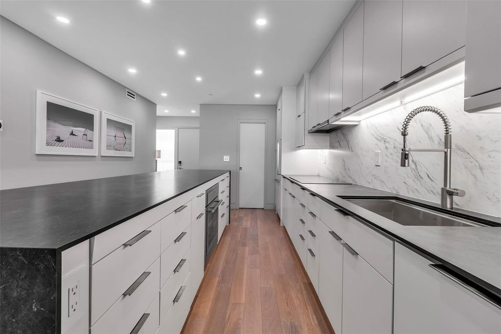 Image 11 of property listing at 5740 MIDNIGHT PASS ROAD 403, Sarasota, FL 34242