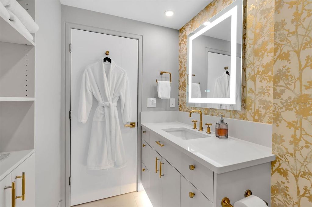 Image 35 of property listing at 5740 MIDNIGHT PASS ROAD 403, Sarasota, FL 34242