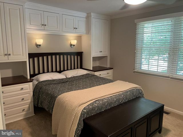 9015 PINEY GROVE DR, Fairfax, VA 22031