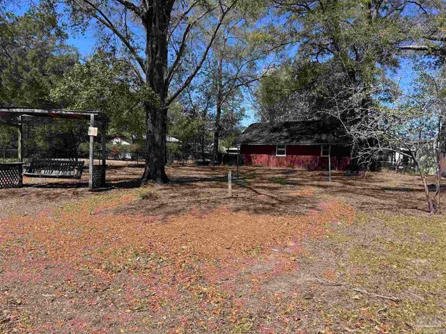 6426 Walnut St, Milton, FL 32570