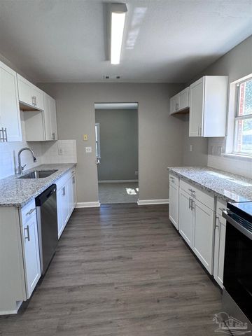 6426 Walnut St, Milton, FL 32570