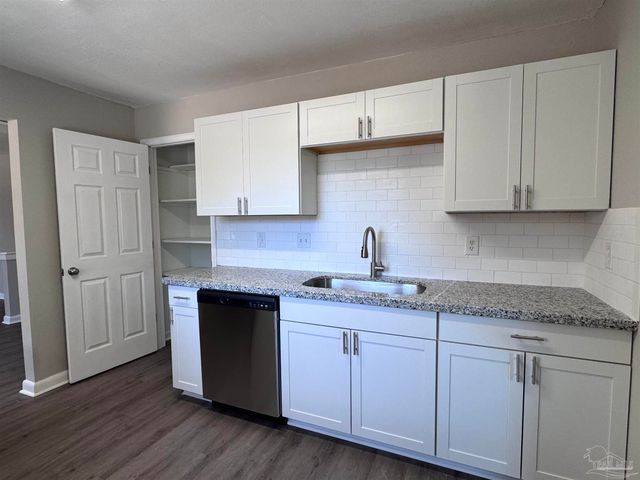 6426 Walnut St, Milton, FL 32570