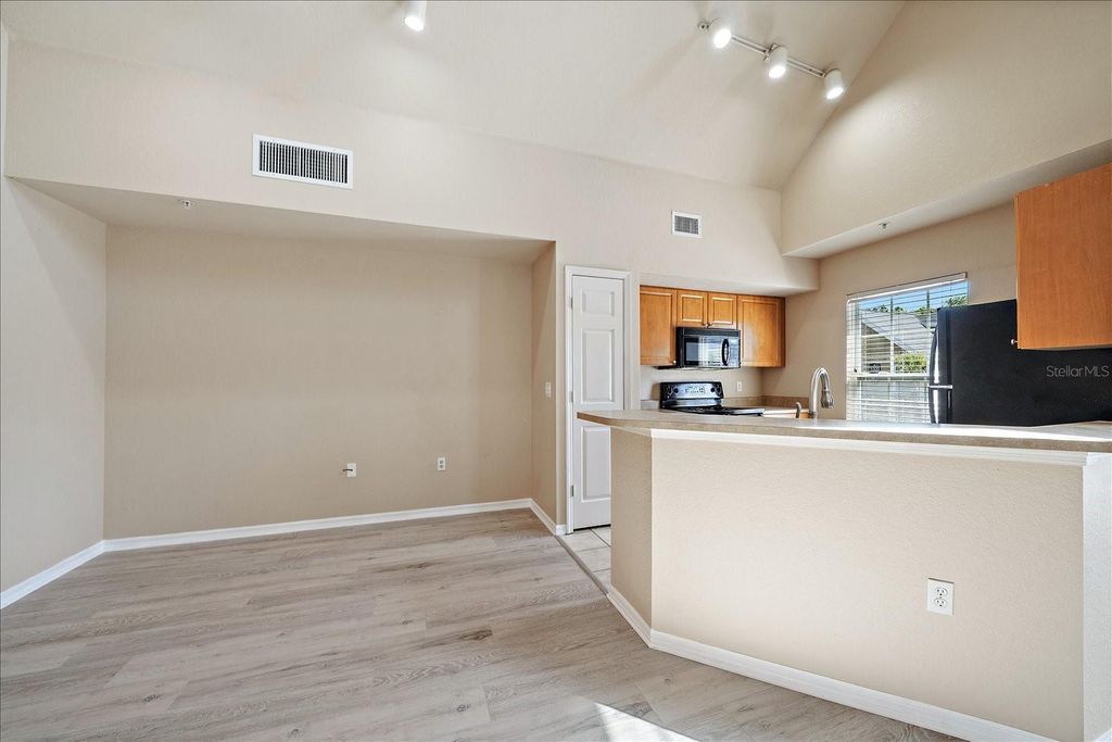 Image 12 of property listing at 5540 ROSEHILL ROAD 201, Sarasota, FL 34233