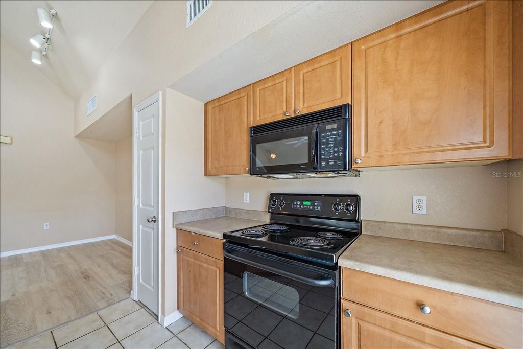 Image 14 of property listing at 5540 ROSEHILL ROAD 201, Sarasota, FL 34233