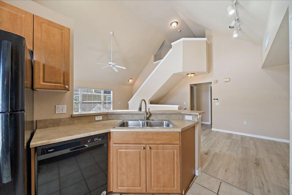 Image 16 of property listing at 5540 ROSEHILL ROAD 201, Sarasota, FL 34233